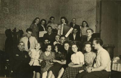 Polnische Jugend in Recklinghausen, 1949 - Ein Abendtreffen der polnischen Jugend in Recklinghausen,  Fotografie (schwarz-weiss), Autor unbekannt, 6,1 x 9 cm, 1949 