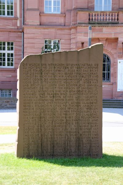 Das Mahnmal in Koblenz - Stein mit Auszügen aus den ersten fünf Grundrechtsartikeln des Grundgesetzes 