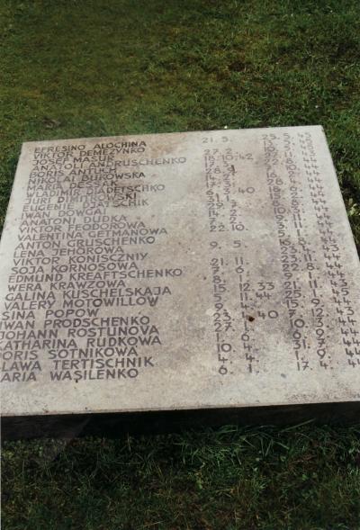 Kamienie nagrobne i tablicy upamiętniający na cmentarzu w Krefeld -  