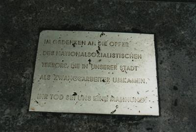 Kamienie nagrobne i tablicy upamiętniający na cmentarzu w Krefeld -  