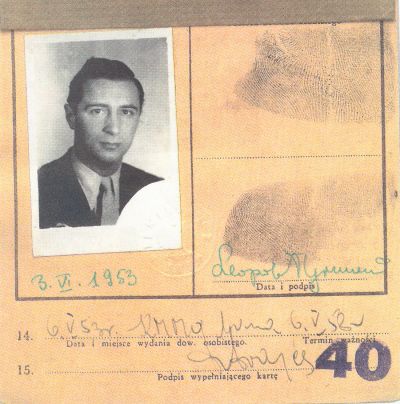 Ausweisdokument von Leopold Tyrmand mit Passfoto und Fingerabdrücken, 1953.
