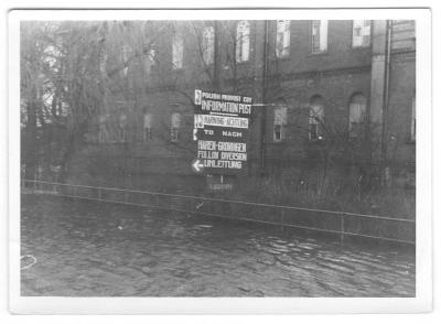 Hochwasser in Meppen, 1946 - Wegweiser nach Haren vor dem alten Amtsgericht in Meppen