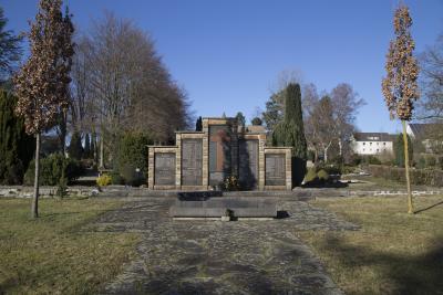 Bild 10: Polnisches Mahnmal auf dem Friedhof Lendringsen  -  Polnisches Mahnmal auf dem Friedhof Lendringsen. 