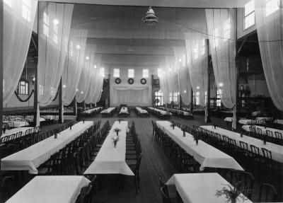 Fotografie des Fest- und Theatersaals im Hotel Kaiserhof in den ausgehenden 1930er bzw. frühen 1940er Jahren.
