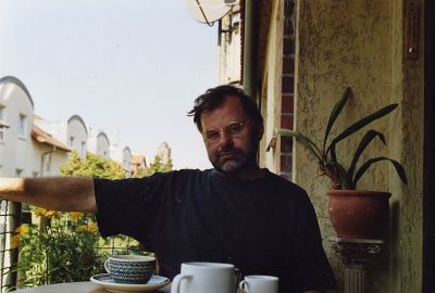 Marek Pelc auf dem Balkon seiner Wohnung in Frankfurt am Main um 2010