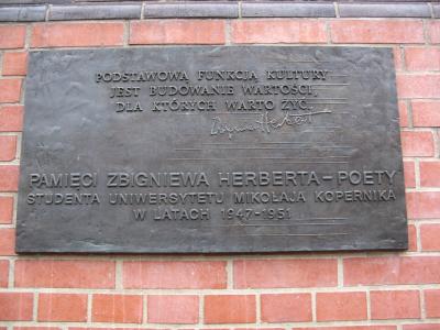 Die Gedenktafel am Collegium Maius der Nikolaus-Kopernikus-Universität in Thorn erinnert an Zbigniew Herbert, der dort in den Jahren 1947–1951 studiert hat.