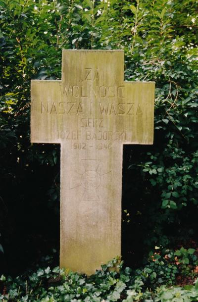 Kreuze und Grabplatte auf dem polnischen Gräberfeld -  