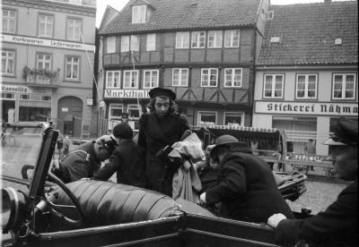 Ankunft am Altstädter Markt, Rendsburg 29.10.1938 - Rendsburg 29.10.1938. Ankunft am Altstädter Markt der Familie Seelenfreund mit dem Kindermädchen, Senta Bloch (in der Mitte) und den Kindern – Heinz und Renate.
