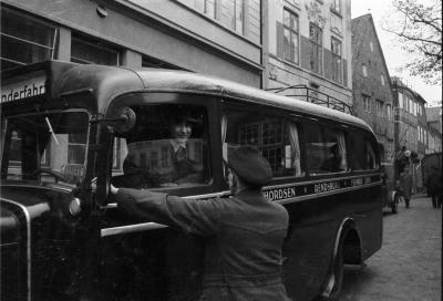 Rendsburg 29.10.1938, "Sonderfahrt", czyli kurs specjalny autobusu dla deportowanych. Z przodu prawdopodobnie kierowca. 