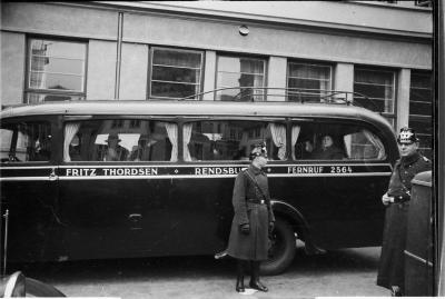 Der Bus für die Deportation, Rendsburg 29.10.1938 - Rendsburg 29.10.1938. Der Bus für die Deportation wurde von der Firma Fritz Thrordsen gestellt. Hinten sitzt die deportierte Paula Ring.
