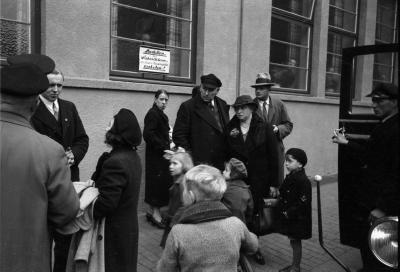 Ankunft der Familie Seelenfreund. - Rendsburg 29.10.1938. Ankunft der Familie Seelenfreund. Augenzeugen der Deportation stehen an den Fenstern.