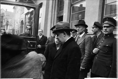 Rendsburg 29.10.1938. Regina Kader und Max Ring steigen in den Bus. Dahinter steht mit Brille und Hut der Kriminalbeamte Willi Tram.
