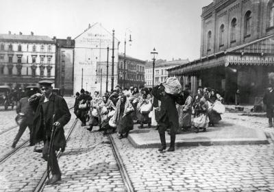 Sachsengänger bei der Ankunft in Berlin, 1909