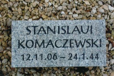 Kamienie nagrobne Polaków i tablica upamiętniająca na budynku szkoły -  