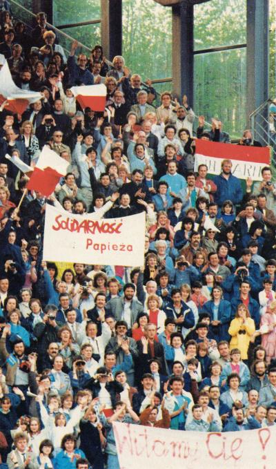 Polscy wierni na stadionie - Polscy wierni na Parkstadion, 2 maja 1987 r. 