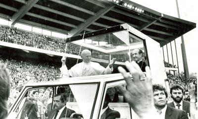 Jan Pawł II w papamobile na stadionie w Gelsenkirchen - Przejazd papieża Jana Pawła II papamobile na stadionie w Gelsenkirchen, 2 maja 1987 r. 