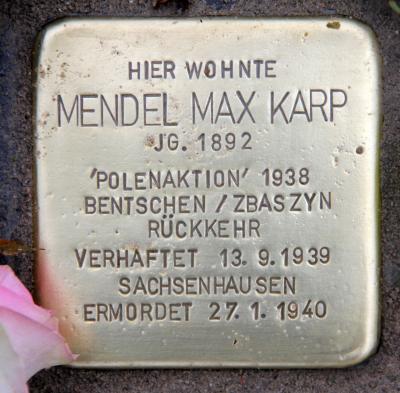Stolperstein - tabliczka upamiętniająca tragiczną historię Mendela Maxa Karpa na ulicy Holzmarktstr. Berlin.