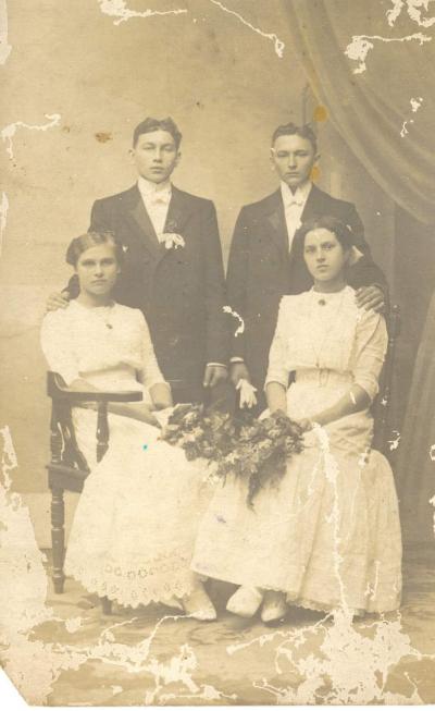 Antonja (z prawej u dołu), córka Józefy Świtoń, kopia, 2020 - Antonja (z prawej u dołu), córka Józefy Świtoń, kopia, 2020, oryginał w zbiorach prywatnych Doroty Cierni. 