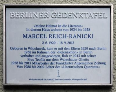 Die Gedenktafel am Mietshaus in der Güntzelstraße in Berlin-Wilmersdorf, erinnert an Marcel Reich-Ranicki als einen der Deportierten während der Polenaktion.