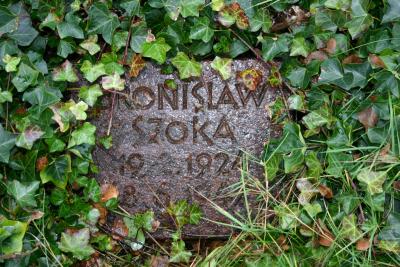 Polnische Grabsteine und Informationstafel