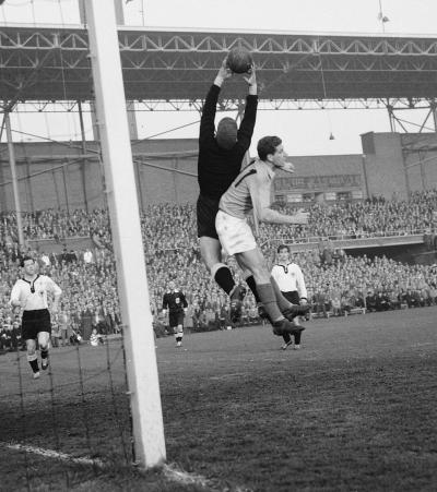 German national goalkeeper Hans Tilkowski, 1957 - German national goalkeeper Hans Tilkowski in a duel with the Dutch national player Cor van der Gijp, 3 April 1957 