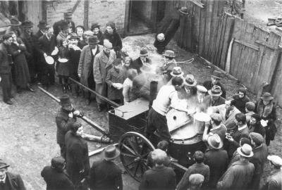 Schlange zur Essenausgabe in einem Auffanglager für Deportierte in Zbąszyń, November 1938.