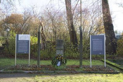 Gedenkstein und Informationstafeln - Gedenkstein zur Erinnerung an das KZ-Außenlager und die Opfer der NS-Zwangsarbeit in Witten und zwei Informationstafeln 