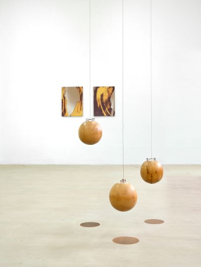 Wogender Bernstein - 2013, Wooden spheres: ø 17 cm each, copper discs: 2 x 16 cm, 1 x 18 cm, Installation view: Between the Lines, Courtesy the artist and Kunsthaus Essen 
