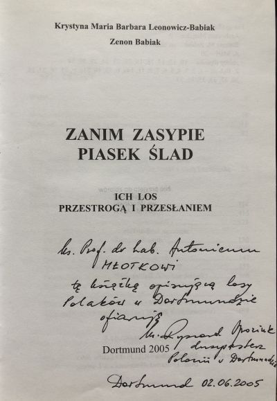 Title page of ‘Zanim zasypie piasek ślad…’ - With a dedication by the priest Dr. Ryszard Mroziuk (1945-2020), priest at the Polish Catholic Mission in Germany and pastor to the Polish diaspora. A gift to the priest Antoni Młotek (1940–2018).  