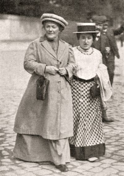 Clara Zetkin (links) und Rosa Luxemburg auf dem Weg zum SPD-Kongress in Magdeburg 1910.