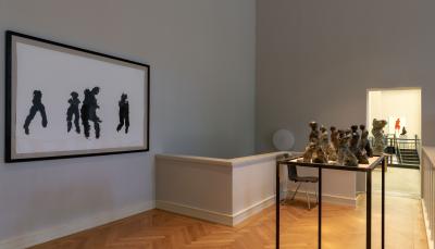 Die Ausstellung im Kunsthaus Dahlem zeigt aktuelle Bronzeskulpturen und großformatige Gouachen des Bildhauers Karol Broniatowski.
