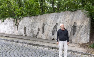 Karol Broniatowski przed pomnikiem Zagłady i Deportacji Żydów Berlina, 2019 r.