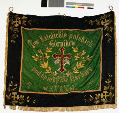 Flag of the Polish-Catholic miners´ association of Eving (Dortmund) from 1898, with a cross, mallets and iron on the front and the inscription: "Tow. Katolickie polskich Górników pod opieką św. Barbary w Eving" 