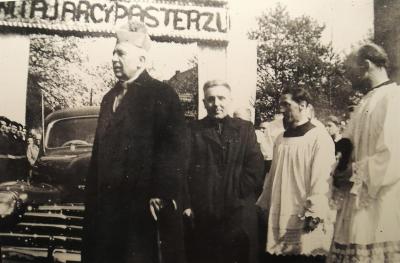 Begrüßung des polnischen Bischofs Józef Gawlina - In der Civil Mixed Labour Organisation fanden auch viele polnische Displaced Persons nach Kriegsende einen Arbeitsplatz in der Britischen Besatzungszone. 