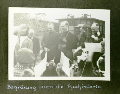 Begrüßung durch die Pfadfinder  - Begrüßung durch die Pfadfinder, schwarz-weiß Fotografie, 1955, 7,5 x 10,5 cm 