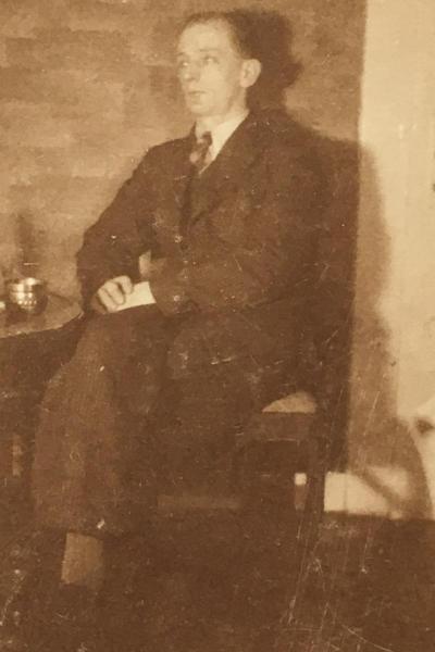 Józef Tomczak in his living room at Osterfelder Str. 147, Osterfeld. 1940s