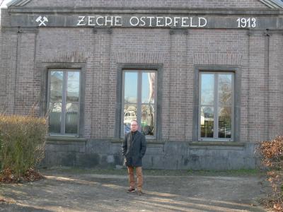 Patrick Barteit vor dem Eingangstor der ehemaligen Zeche Osterfeld, Osterfeld 2018