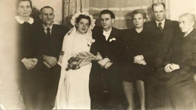 Hochzeit von Henriette Tomczak und Heinz Mlinski, 1945 - Hochzeitsfoto von Henriette Tomczak und Heinz Mlinski im Haus der Familie Mlinski in der Kapitän-Lehmann-Str. 13, Bottrop 31.12.1945.  