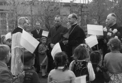 Begrüßung von Weihbischof Hengsbach - Begrüßung von Weihbischof Hengsbach im Lager für polnische DP's in Augustdorf (Mai 1955)