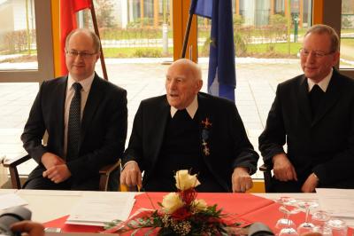 Generalkonsul Jan Sobczak (v.l.n.r), Hermann Scheipers mit dem Verdienstorden der Bundesrepublik Deutschland (Verdienstkreuz am Bande) und dem polnischen Orden
