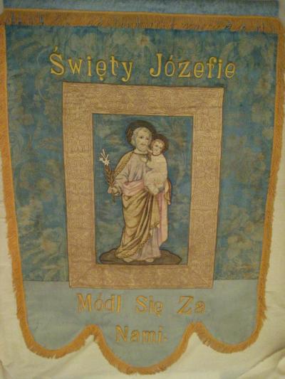 Sztandar Bractwa Rożancowego Św. Niewiast w Suderwich, założonego 1 sierpnia 1906 roku, patron: św. Józef – motto: „Módl się za nami”.