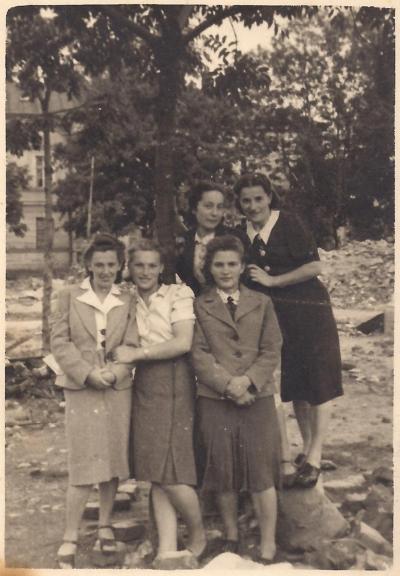 Abb. 2: Zofia Ogonowska, Przemyśl-Lwów - Zweite Reihe, von links: Zofia Ogonowska, Przemyśl-Lwów, zweite Hälfte der 1930er Jahre 