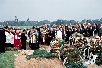 Beerdigung von Zofia Odrobna, geleitetet von Prälat Edward Lubowiecki und Pfarrer Jan Kubica