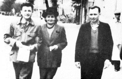 With mother and brother Juliusz in Olsztyn, july 1946. In: Tadeusz Drewnowski, "Ucieczka z kamiennego świata", Warsaw 1992.