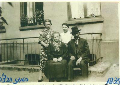 The Mandelbaum family  - The Mandelbaum family in the garden of their house at Freiheitsstr. 3 