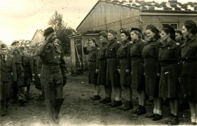 General Bór-Komorowski besucht Maczków - General Bór-Komorowski besucht Maczków, 1945.