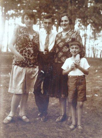 Marcel Reich mit Mutter und Geschwistern, Włocławek 1928 - Gerda (MRRs Schwester), Olek (Bruder), Helene (Mutter) und Marcel Reich, Włocławek 1928.