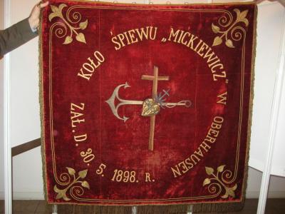 Vereinsfahne des Mickiewicz-Gesangvereins aus Oberhausen 1898, Vorderseite - Fahne des Gesangvereins „Mickiewicz“ aus Oberhausen, gegründet am 30. Mai 1898, rückseitige Inschrift: „Cześć Pieśni” [Ehre dem Lied]