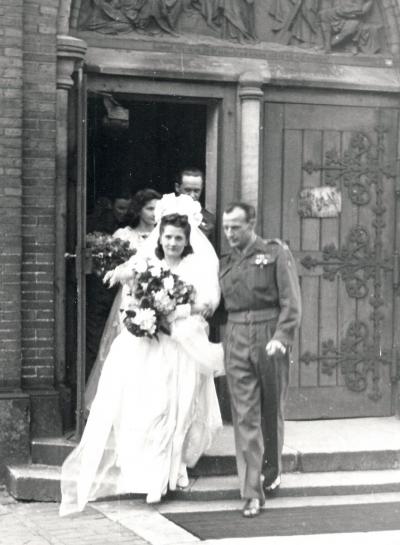 Polnisches Brautpaar vor der Kirche St. Martin in Maczków - Hochzeitsfoto von Janina Maćkowska und Henryk Kacała, St. Martin Kirche in Maczków, 27.Juni 1946