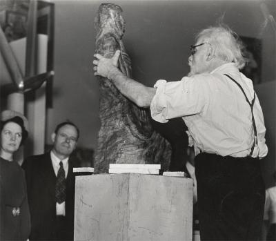 Enrico Glicenstein schnitzt einen Mandolinenspieler in Holz - Enrico Glicenstein schnitzt einen Mandolinenspieler in Holz, The Sculptors Guild, New York, 29. September 1940. 